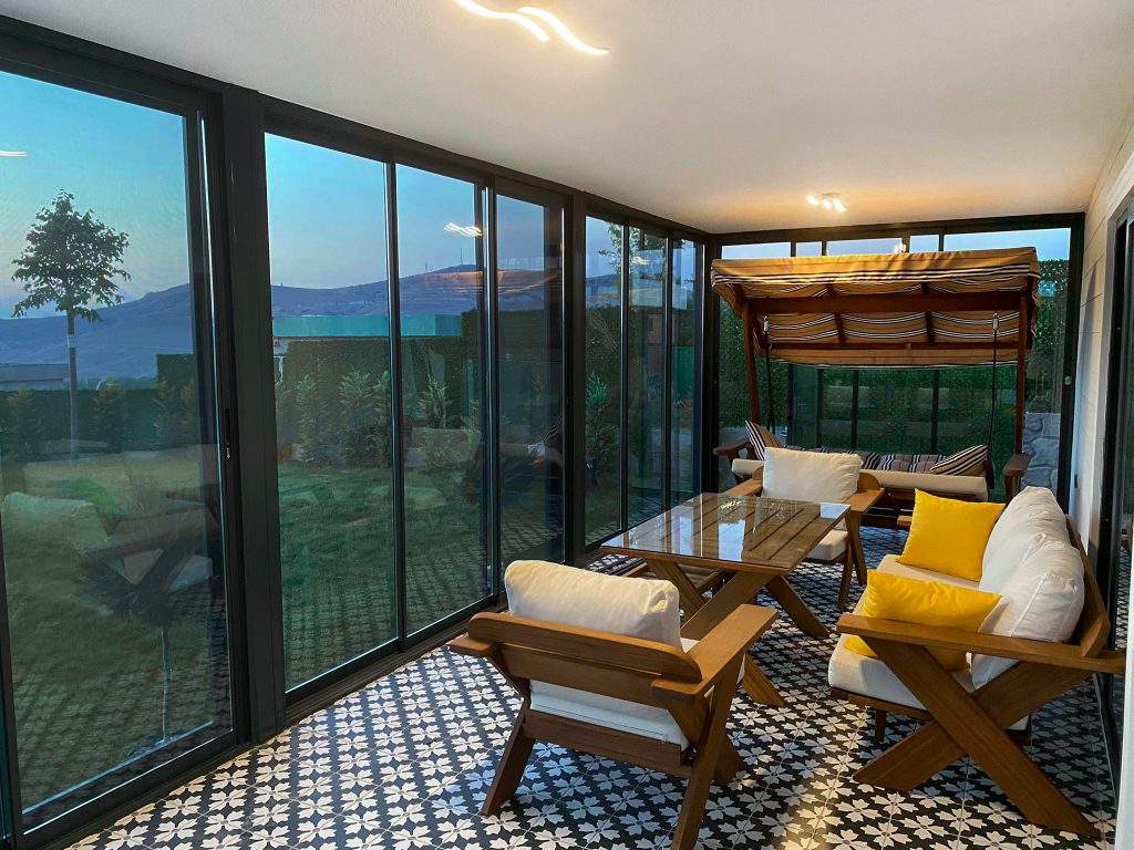 İstanbul'da 2e Yapı'nın 23 yıllık tecrübesiyle kurulan, ısı ve ses yalıtımlı katlanır cam balkon sistemi montajı ve uygulaması.